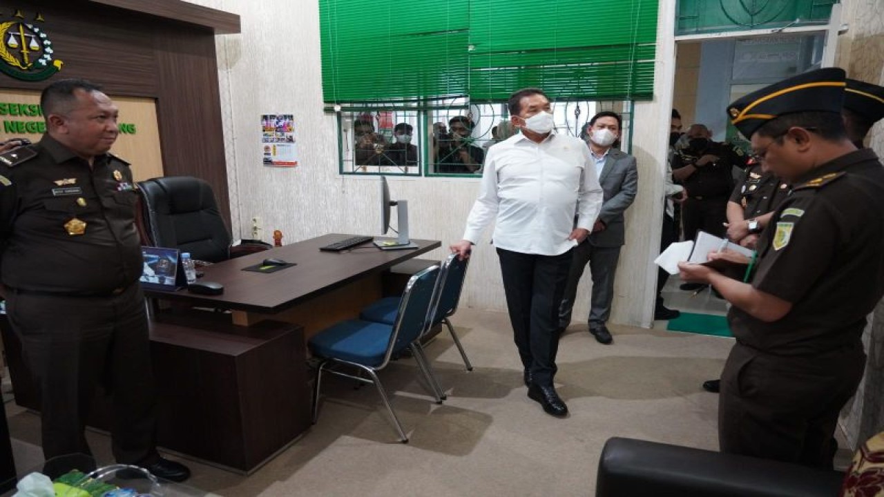 Jaksa Agung Sanitiar Burhanuddin melakukan sidak di ruang Kejari Bengkulu Tengah, Senin (14-11-2022). ANTARA/HO-Puspenkum Kejaksaan Agung