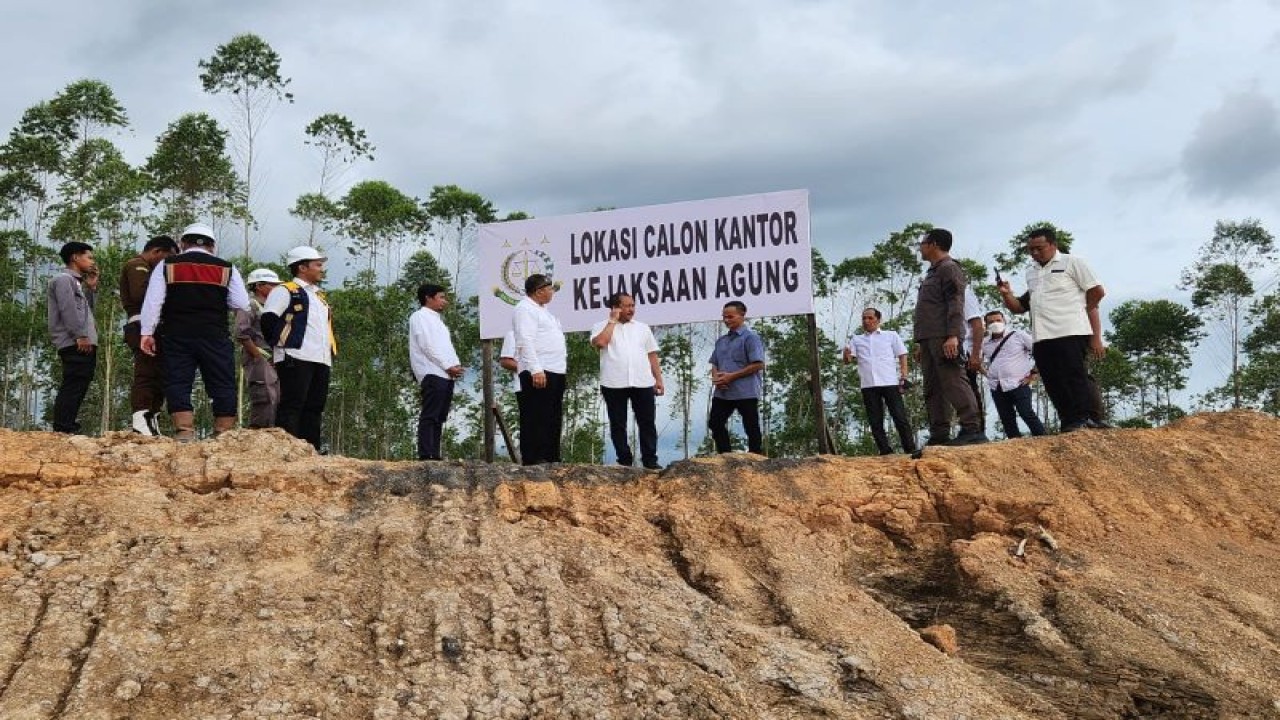 Jaksa Agung Muda Pembinaan (Jambim) Bambang Sugeng Rukmono meninjau lahan lokasi Kejaksaan Agung pada Rencana Tata Ruang Kawasan Ibu Kota Nusantara, Kamis (10/11/2022). (ANTARA/HO-Puspenkum Kejagung)