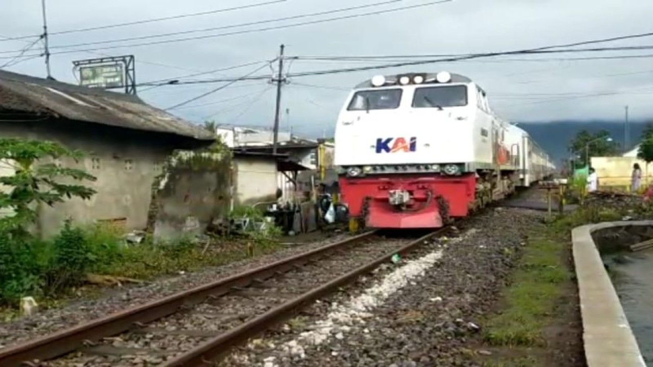 KA Pandanwangi rute Banyuwangi-Jember melewati jalur rel yang sempat tergenang banjir dengan aman di Kalibaru, Kabupaten Banyuwangi, Jumat (4/11/2022). (ANTARA/HO-Humas KAI Daop 9 Jember)