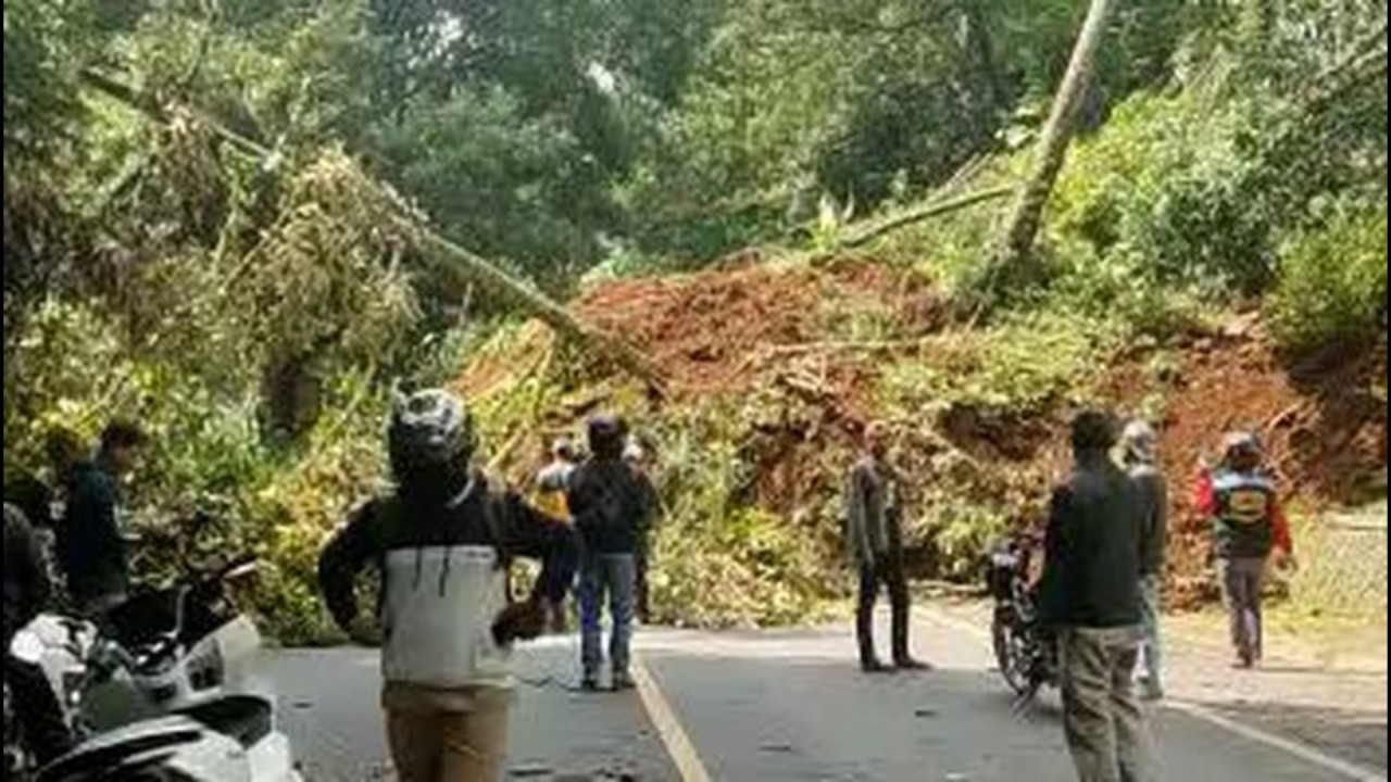 Longsor jalur Puncak-Cianjur. (Net)