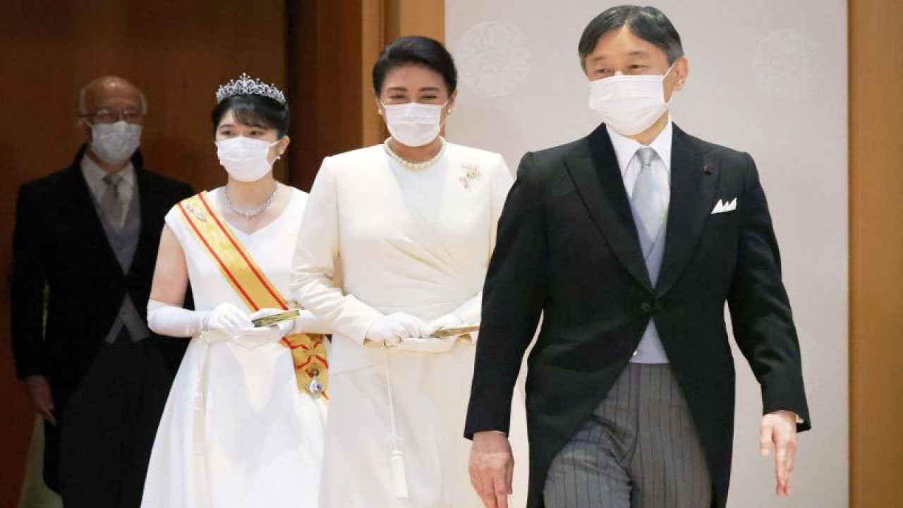 Kaisar Jepang Naruhito (kanan), Permaisuri Masako (kedua kanan), dan Putri Aiko (ketiga kanan) menghadiri acara untuk menerima ucapan selamat atas bertambahnya usia Aiko, di Istana Kekaisaran, di Tokyo, Jepang, Minggu (5/12/2021). ANTARA FOTO/Kyodo via Reuters/hp.