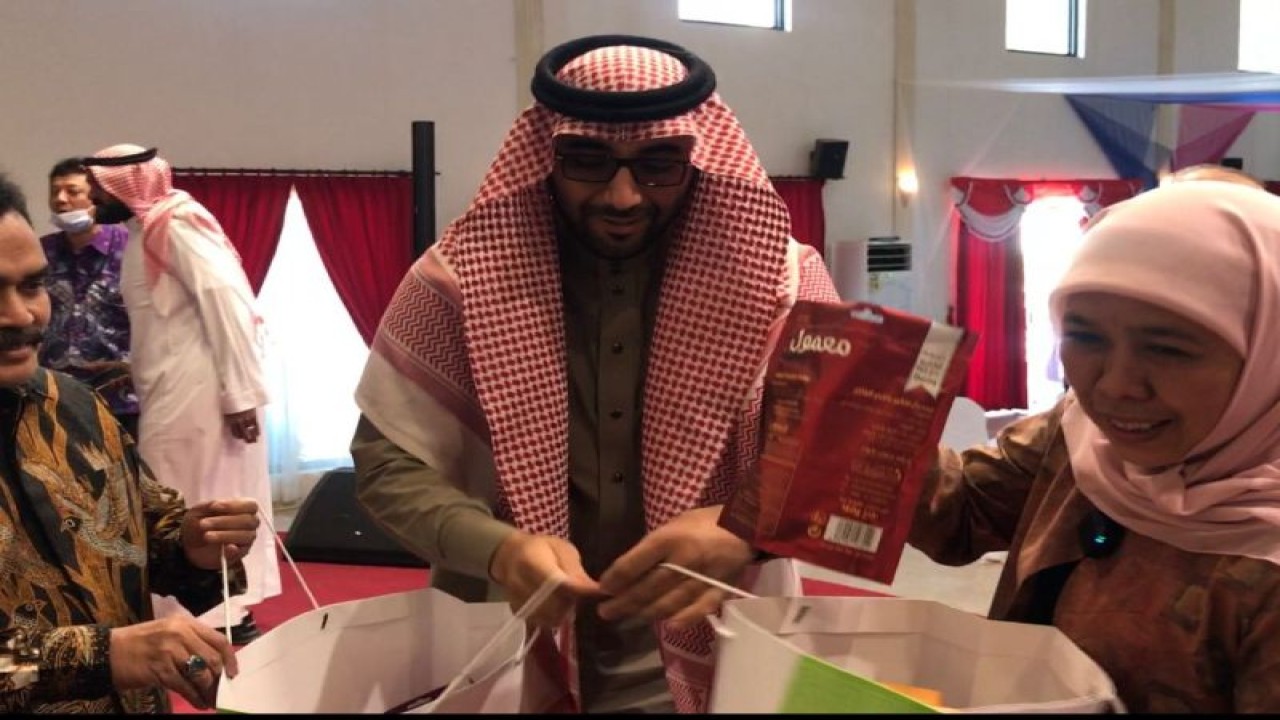 Gubernur Jatim Khofifah Indar Parawansa (kanan) saat memimpin kegiatan "Business Gathering & Mini Expo" dengan para pengusaha di Jeddah, Arab Saudi, Selasa (29/11/2022). (ANTARA/Fiqih Arfani)