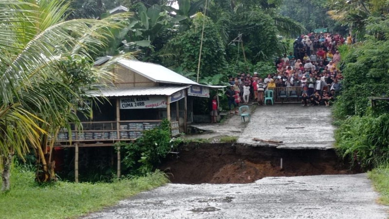 Jembatan menuju tempat wisata di Kabupaten Lombok Timur, Nusa Tenggara Barat yang putus akibat longsor, Senin (14/11/2022) (ANTARA/Humas Pemkab Lombok Timur)