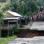 Jembatan menuju tempat wisata di Kabupaten Lombok Timur, Nusa Tenggara Barat yang putus akibat longsor, Senin (14/11/2022) (ANTARA/Humas Pemkab Lombok Timur)-1668484030