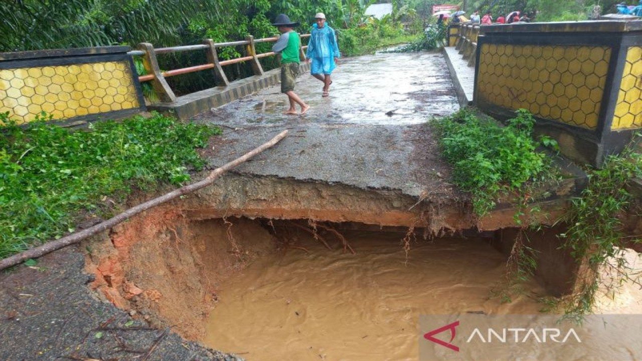 Pangkal jembatan di Desa Makmur Jaya, Kabupaten Mukomuko, Provinsi Bengkulu, putus akibat banjir, Kamis (17/11/2022) FOTO ANTARA/HO-Dinas PUPR)