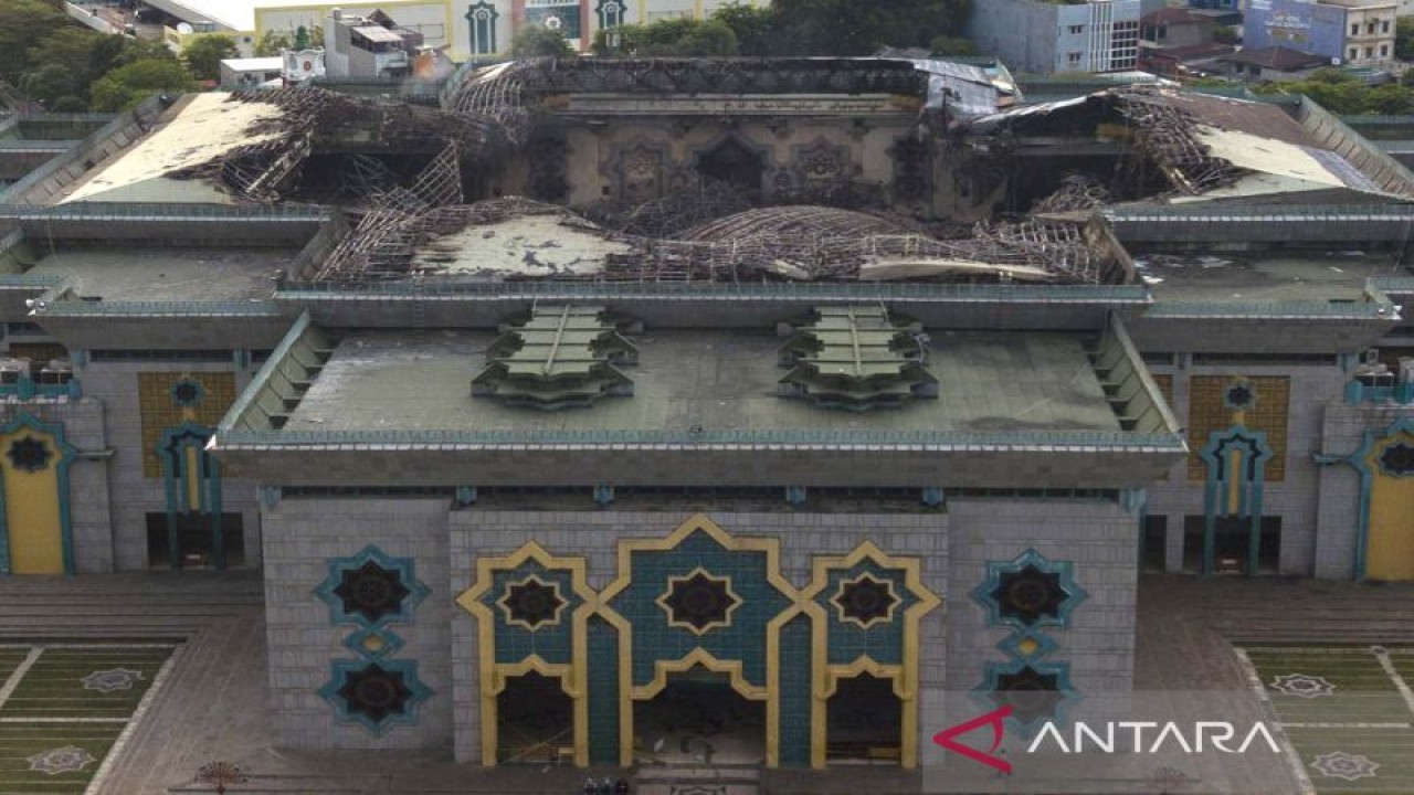 Foto udara atap Masjid Jakarta Islamic Center (JIC) yang hancur pacakebakaran di Jakarta Utara, Kamis (20/10/2022). Kebakaran yang terjadi pada Rabu (19/10) masih dalam pemeriksaan Pusat Laboratorium Forensik Markas Besar Polri dan saat ini aktivitas ibadah dialihkan ke gedung JIC Convention Hall yang berada di sebelah bangunan utama masjid. ANTARA FOTO/Fakhri Hermansyah/aww.