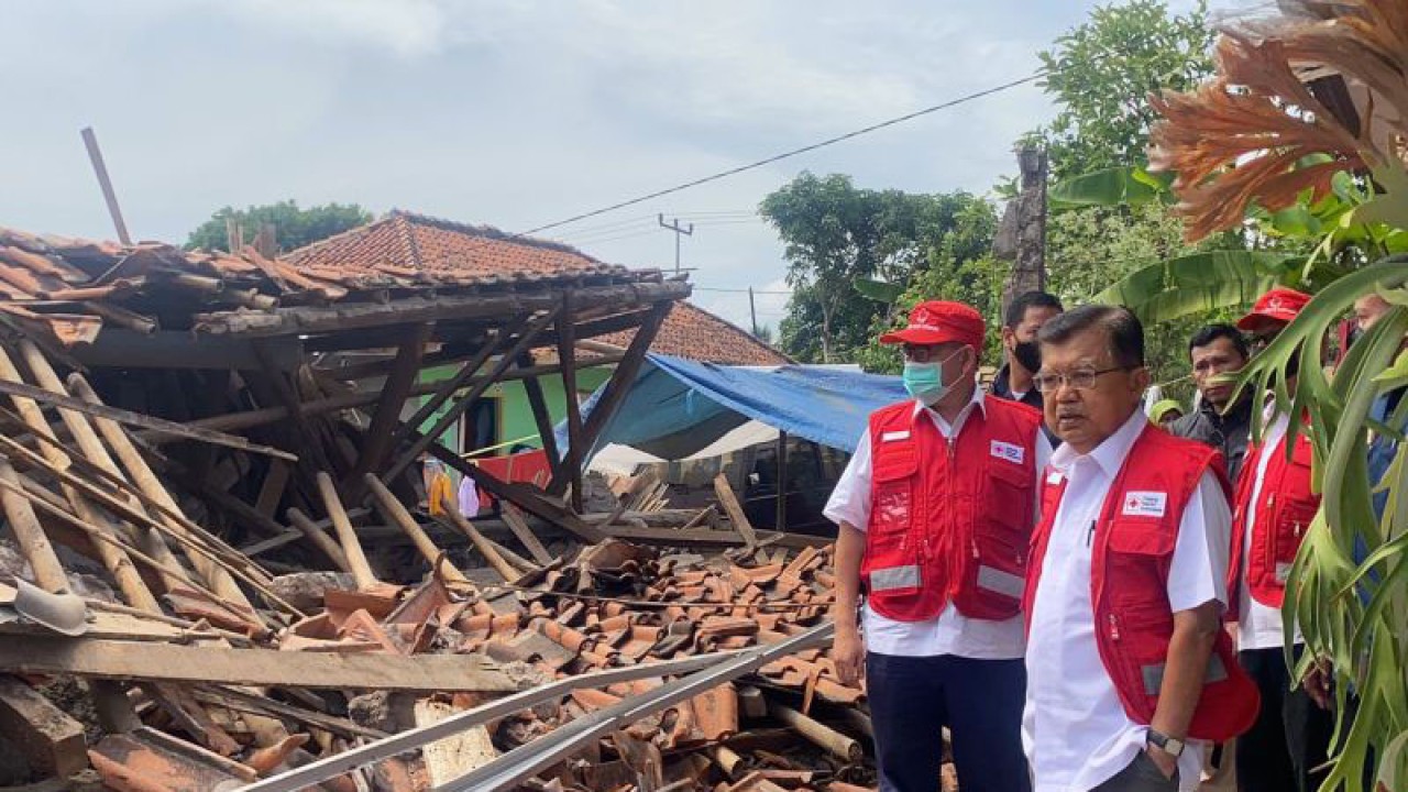 Ketua Umum PMI, Muhammad Justru Kalla (JK) meninjau korban gempa Cianjur. (ANTARA/Dokumen PMI)