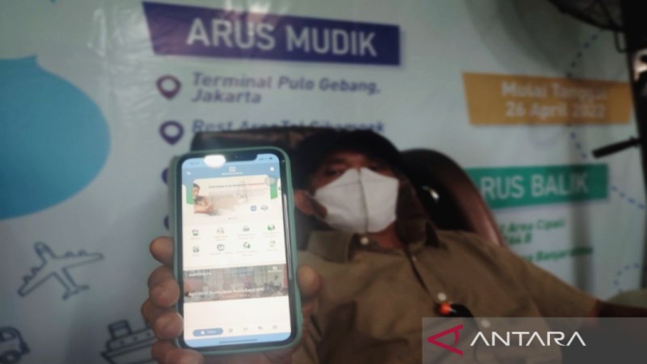 Seorang peserta BPJS Kesehatan menunjukkan aplikasi mobile JKN di posko kesehatan Pelabuhan Makassar, Sulawesi Selatan. FOTO ANTARA/Darwin Fatir.