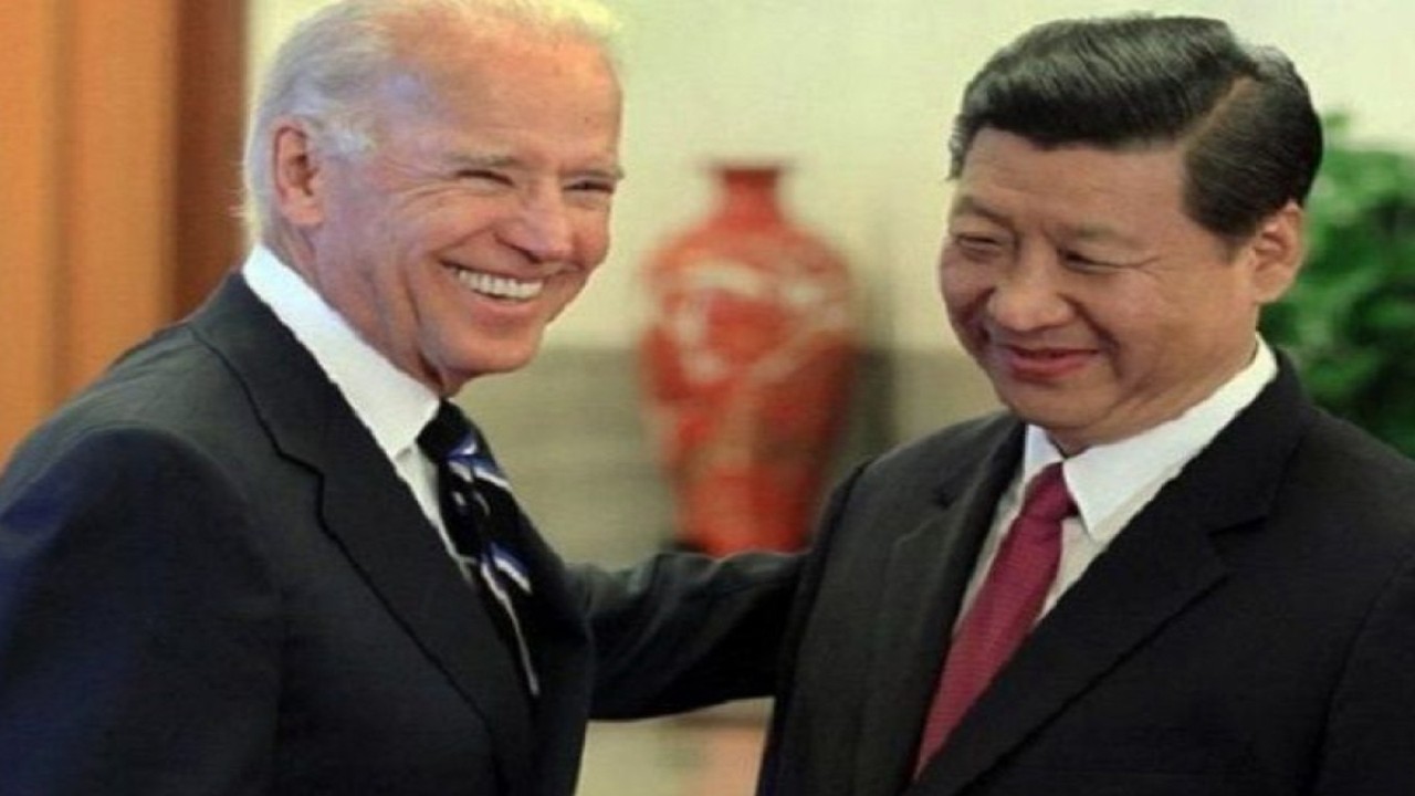 Arsip Foto - Joe Biden (kiri) saat masih menjabat Wapres AS bertemu Presiden China Xi Jinping dalam satu kesempatan di Balai Agung Rakyat China di Beijing pada tahun 2011. (ANTARA/China Daily/mii/am)