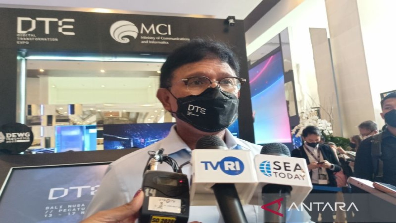 Menteri Komunikasi dan Informatika Johnny G Plate usai mengunjungi pameran teknologi Digital Transformation Expo di Bali Nusa Dua Convention Center, Badung, Bali, Kamis (17/11/2022) (ANTARA/Fathur Rochman)