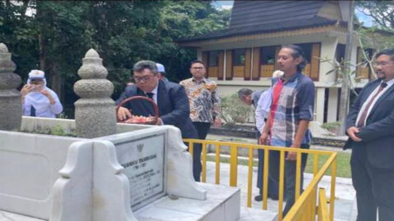 Konsul Jenderal RI Johor Bahru menabur bunga di makam pahlawan nasional Tuanku Tambusai di Negeri Sembilan, Malaysia, Rabu (9/11/2022). ANTARA/HO-KJRI Johor Bahru