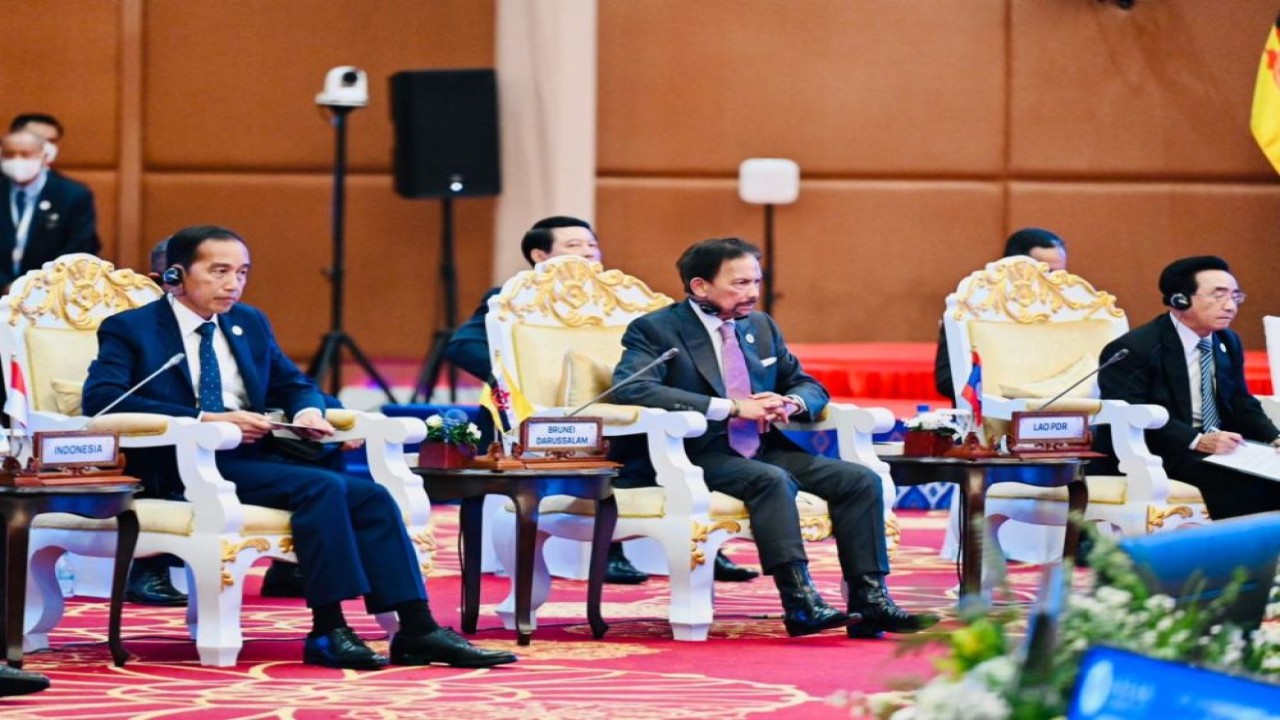Presiden Jokowi saat menghadiri pertemuan pemimpin ASEAN dengan ASEAN Youth di Hotel Sokha, pada Kamis (10/11/2022), di sela penyelenggaraan KTT ASEAN di Phnom Penh, Kamboja. (BPMI Setpres/Laily Rachev)