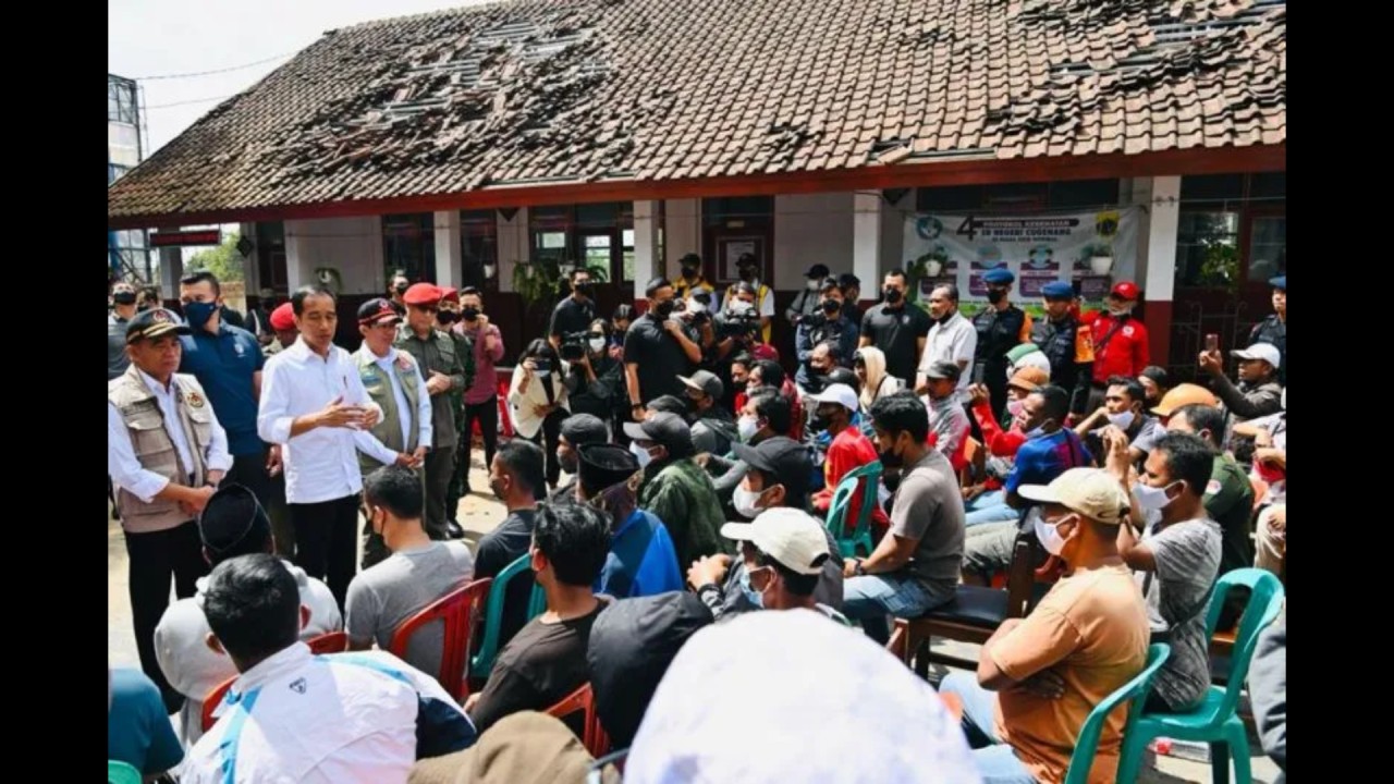 Presiden Jokowi meninjau korban gempa Cianjur. (Antara)