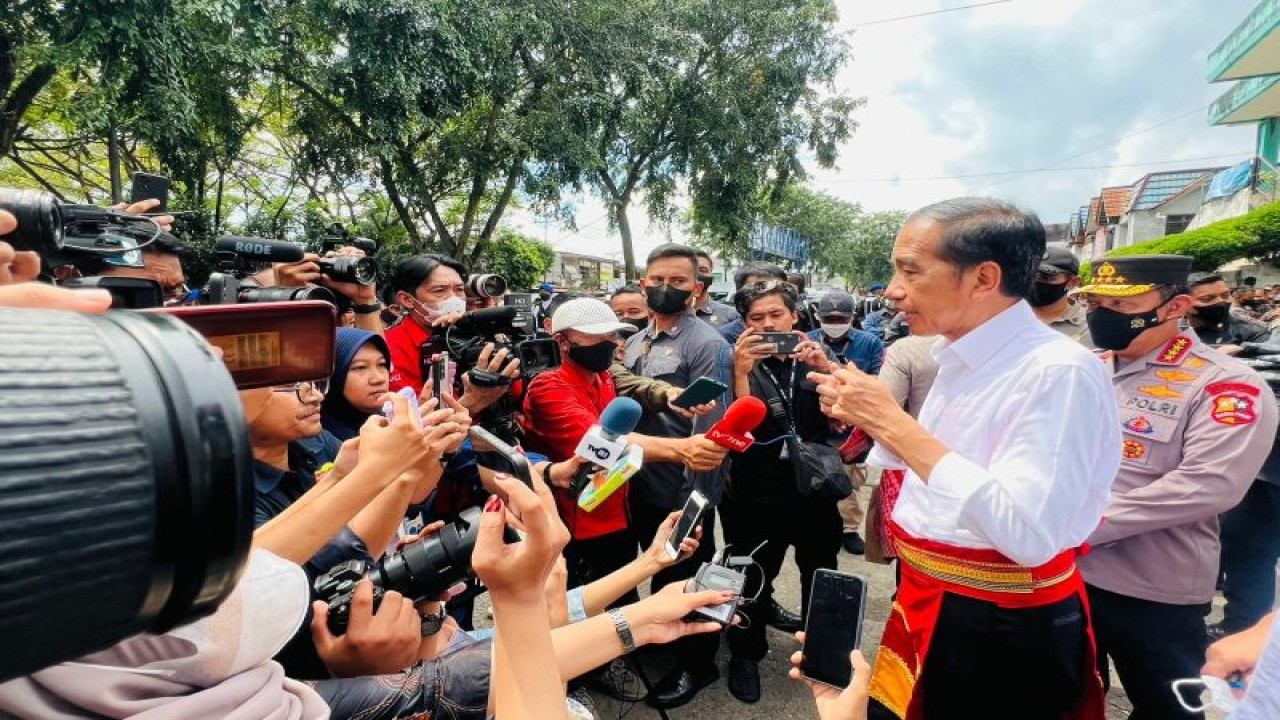 Presiden Joko Widodo menyampaikan keterangannya kepada awak media usai menyerahkan bantuan sekaligus meninjau harga bahan pangan di Pasar Kemuning, Pontianak, Kalimantan Barat, Selasa (29/11/2022). (ANTARA/HO-Biro Pers Sekretariat Presiden/Laily Rachev)