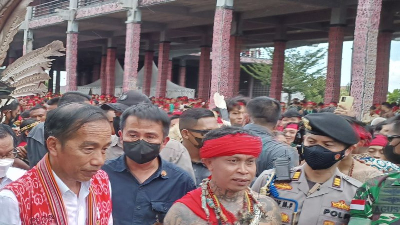 Panglima TBBR, Jilha Agustinus (kanan) saat mendampingi Presiden Jokowi di acara TBBR di Pontianak, Selasa.  (Foto ANTARA/Andilala)