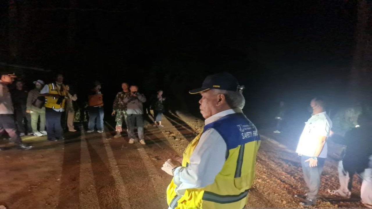 Menteri Pekerjaan Umum dan Perumahan Rakyat (PUPR) Basuki Hadimuljono meninjau lokasi longsor akibat gempa bumi di Kecamatan Cugenang, Kabupaten Cianjur, Jawa Barat, Senin (21/11/2022) malam. (ANTARA/HO-Kementerian PUPR)