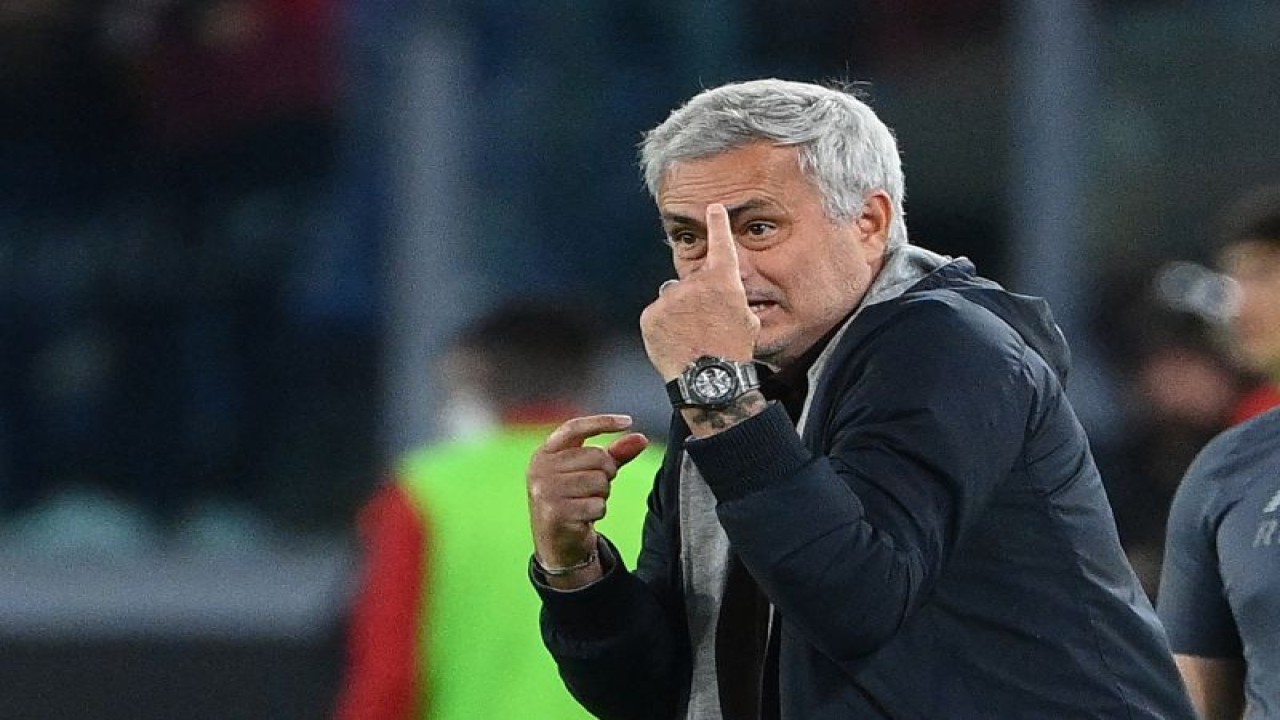 Pelatih kepala AS Roma asal Portugal Jose Mourinho dalam pertandingan Serie A Italia antara AS Roma dan Napoli di Stadion Olympic di Roma, pada 24 Oktober 2021. (Photo by Vincenzo PINTO / AFP) (AFP/VINCENZO PINTO)