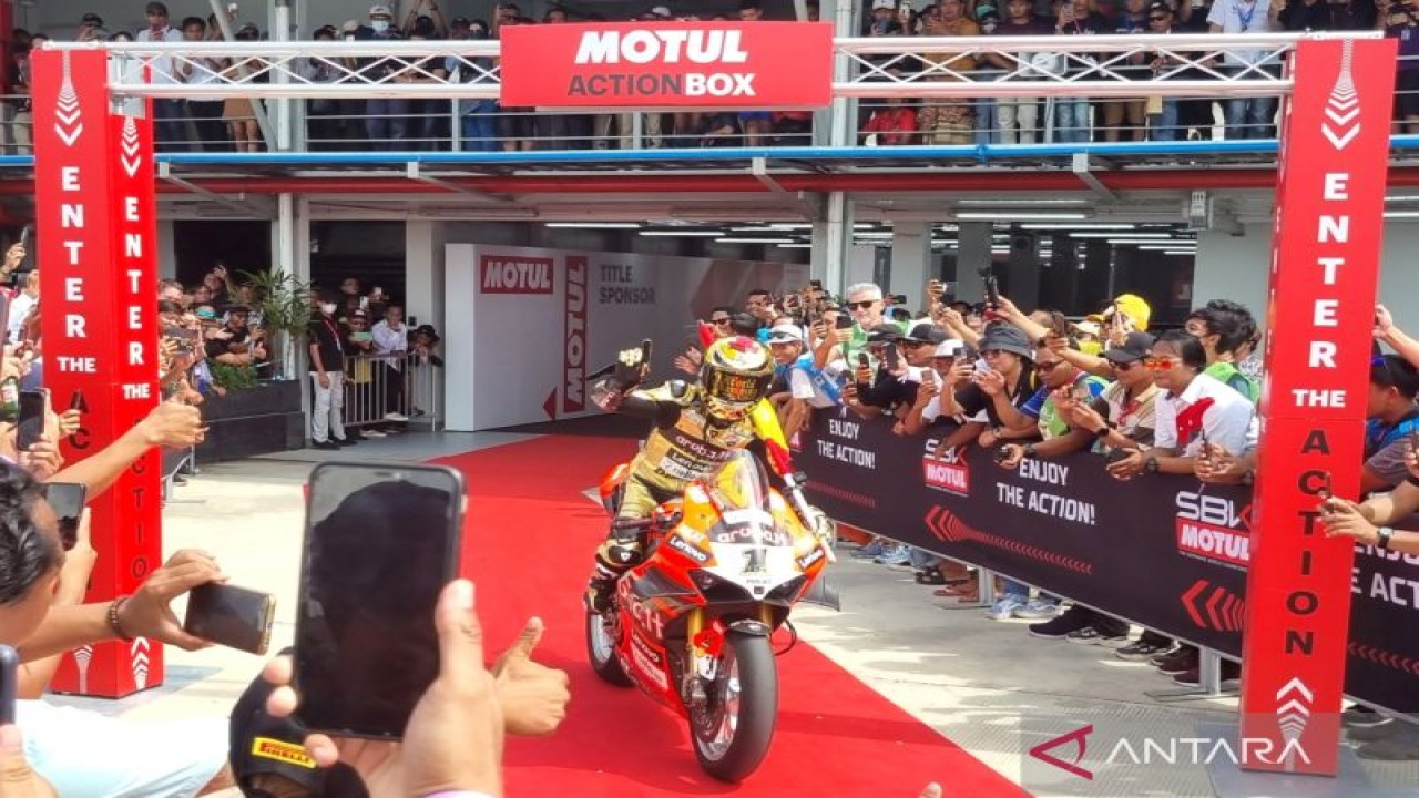 Juara dunia Motul World Superbike Alvaro Bautista melintasi penonton usai dinobatkan sebagai juara dunia musim 2022 di Sirkuit Mandalika, Lombok Tengah, Nusa Tenggara Timur. ANTARA/Bayu Kuncahyo