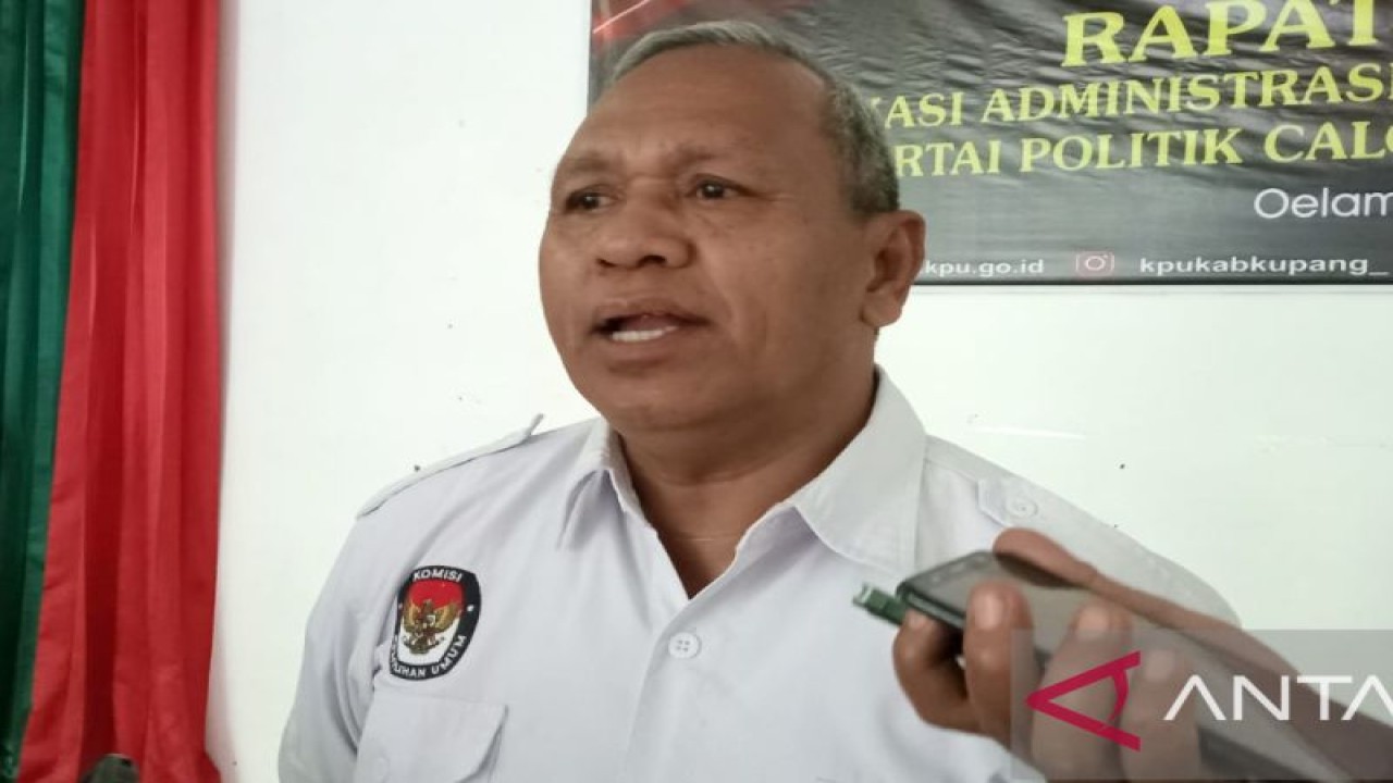 Juru Bicara Komisi Pemilihan Umum (KPU) Kabupaten Kupang Provinsi Nusa Tenggara Timur Johanis Tunbonat (ANTARA/Benny Jahang)