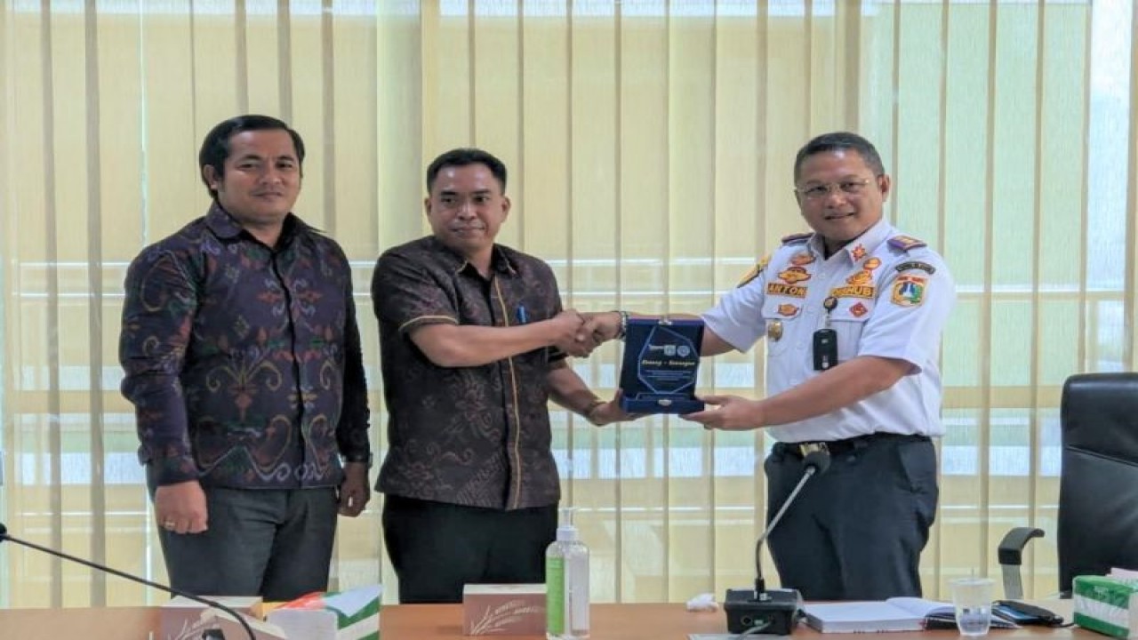 Kabag Persidangan dan Fasilitasi Fungsi DPRD Sekretariat DPRD Bali I Gusti Agung Nyoman Alit Wikrama bersama Kepala Pusat Data dan Informasi Perhubungan, Dinas Perhubungan Provinsi DKI Jakarta Anthon R Parura saling bertukar cinderamata di Jakarta. ANTARA/Ni Luh Rhismawati.