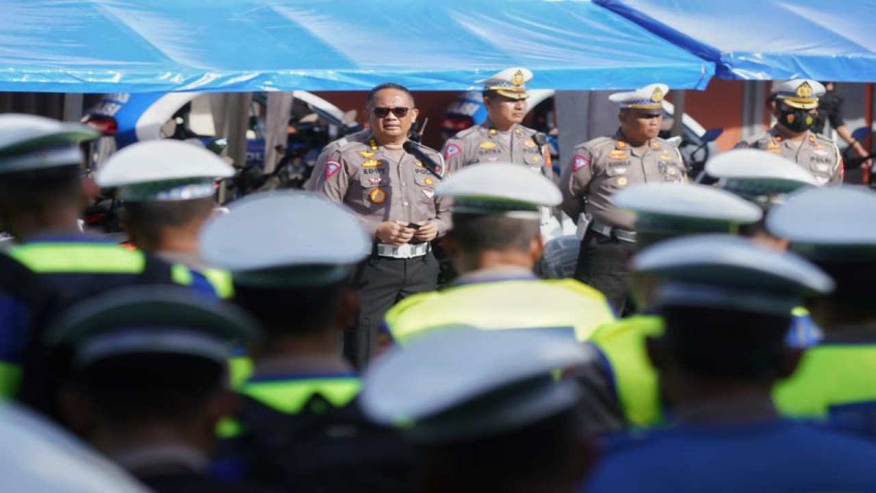 Kabagops Korlantas Polri Kombes Pol. Eddy Djunaedi memimpin apel pasukan persiapan gladi pengamanan KTT G20 di Bali, Kamis (10/11/2022). (ANTARA/HO-Korlantas Polri)