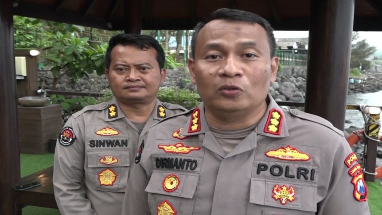 Kabid Humas Polda Jatim Kombes Pol Dirmanto (kanan) saat memberi keterangan tersangka baru video porno "Kebaya Merah. (ANTARA/HO-Bidhumas Polda Jatim)