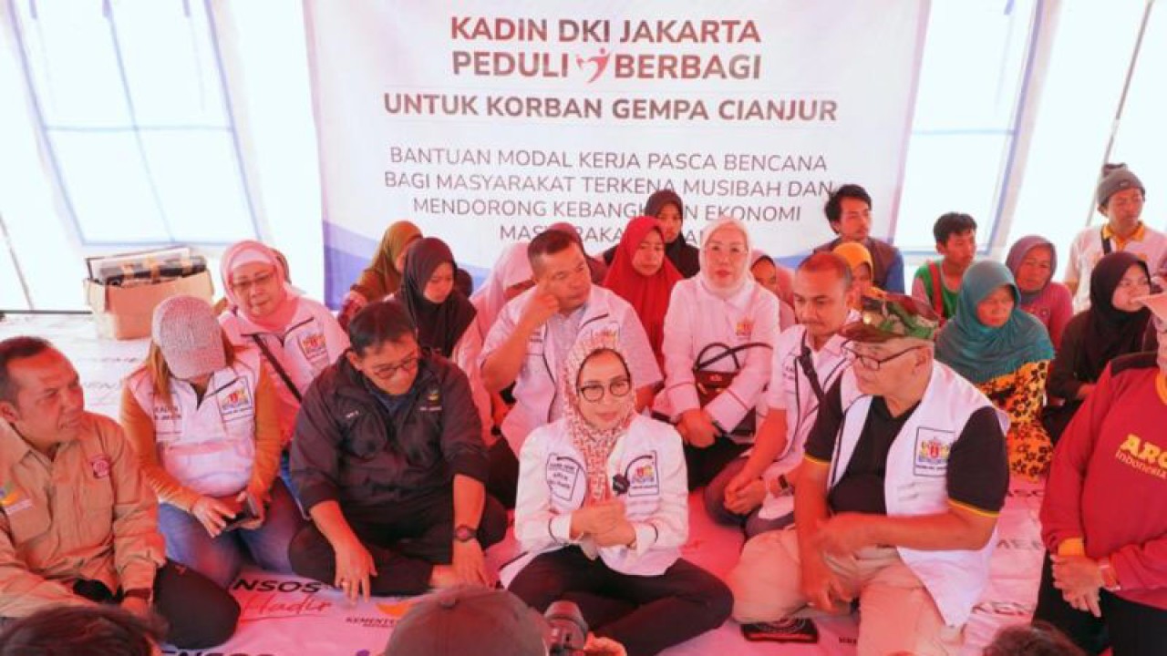 Kamar Dagang dan Industri (Kadin) DKI Jakarta menyalurkan bantuan untuk korban bencana gempa bumi di Kabupaten Cianjur, Jawa Barat, Rabu (30/11/2022). ANTARA/HO-Kadin DKI Jakarta