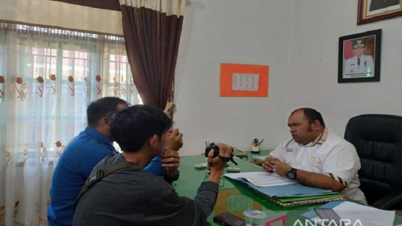 Kadiskominfo Kabupaten Batanghari Amir Hamzah tengah memberikan keterangan terkait alokasi dan teknis pendistribusian 15.000 'set top box' (STB) bagi warga kurang mampu di Kabupaten Batanghari, untuk memfasilitasi agar warga tetap dapat menakses siaran TV Digital di perangkat TV analog yang mereka miliki saat ini. (ANTARA/HO/Riski Apriyani)