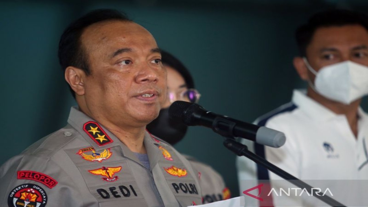 Kadiv Humas Polri Irjen Pol Dedi Prasetyo (kiri) memberikan keterangan pers terkait rencana akan dilaksanakannya ekshumasi atau penggalian makam korban tewas kasus tragedi Stadion Kanjuruhan di Bandara Soekarno Hatta, Tangerang, Banten, Sabtu (15/10/2022). ANTARA FOTO/Muhammad Iqbal/hp/am.