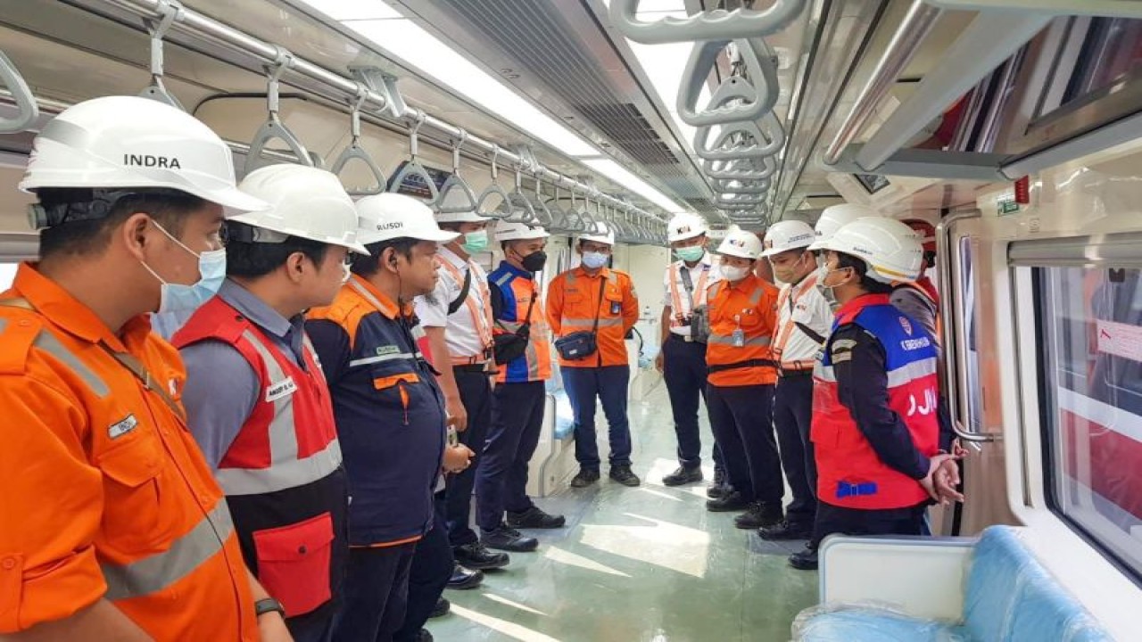 Sejumlah petugas LRT Jabodebek melakukan persiapan dalam mewujudkan keselamatan dan kelancaran operasional LRT Jabodebek yang direncanakan beroperasi pada Juli 2023 mendatang. (PT KAI)