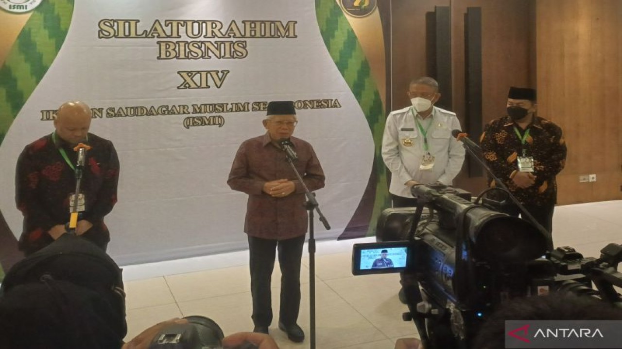 Wapres Ma'ruf Amin (tengah), Gubernur Kalbar Sutarmidji (kanan) dan Ketua MPW ISMI Kalbar Sukiryanto serta Ketua MPP ISMI Ilham Akbar Habibie saat menghadiri Silabis ISMI ke-14 di Kota Pontianak, Kalbar, Rabu (23/11/2022). ANTARA/Andilala