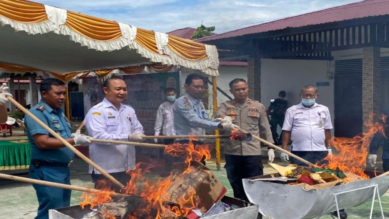 Kejaksaan Negeri Ketapang Kalimantan Barat melakukan pemusnahan barang bukti sejumlah perkara yang telah mendapat kekuatan hukum, di halaman Kantor Kejaksaan Ketapang, Rabu (30/11/2022). ANTARA/HO- Kejaksaan Ketapang (Teofilusianto Timotius)