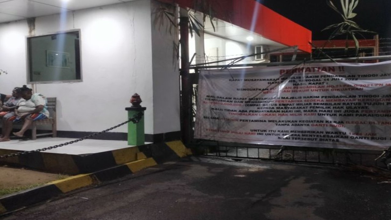 Tampak kantor TBBM Pertamina Fuel Manokwari di Jalan Trikora Wosi Manokwari Papua Barat, masih diblokade warga pemilik ulayat hingga, Kamis (10/11/2022) malam. (ANTARA/Hans Arnold Kapisa)