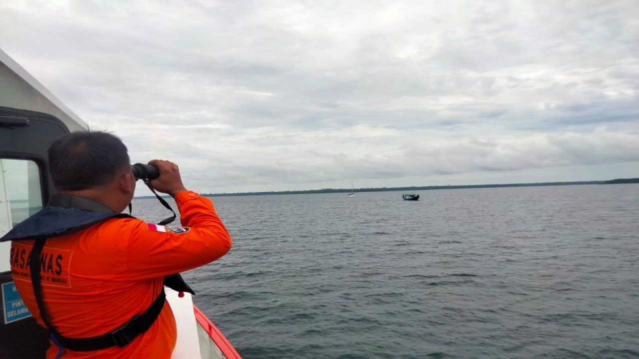 Tim Kantor Pencarian dan Pertolongan Kelas A Sorong menurunkan kapal KN SAR Baladewa bersama personel untuk melakukan pencarian Kapal berbendera Belanda yang dilaporkan hilang kontak di perairan Sorong (Antara/ HO- Basarnas Sorong)