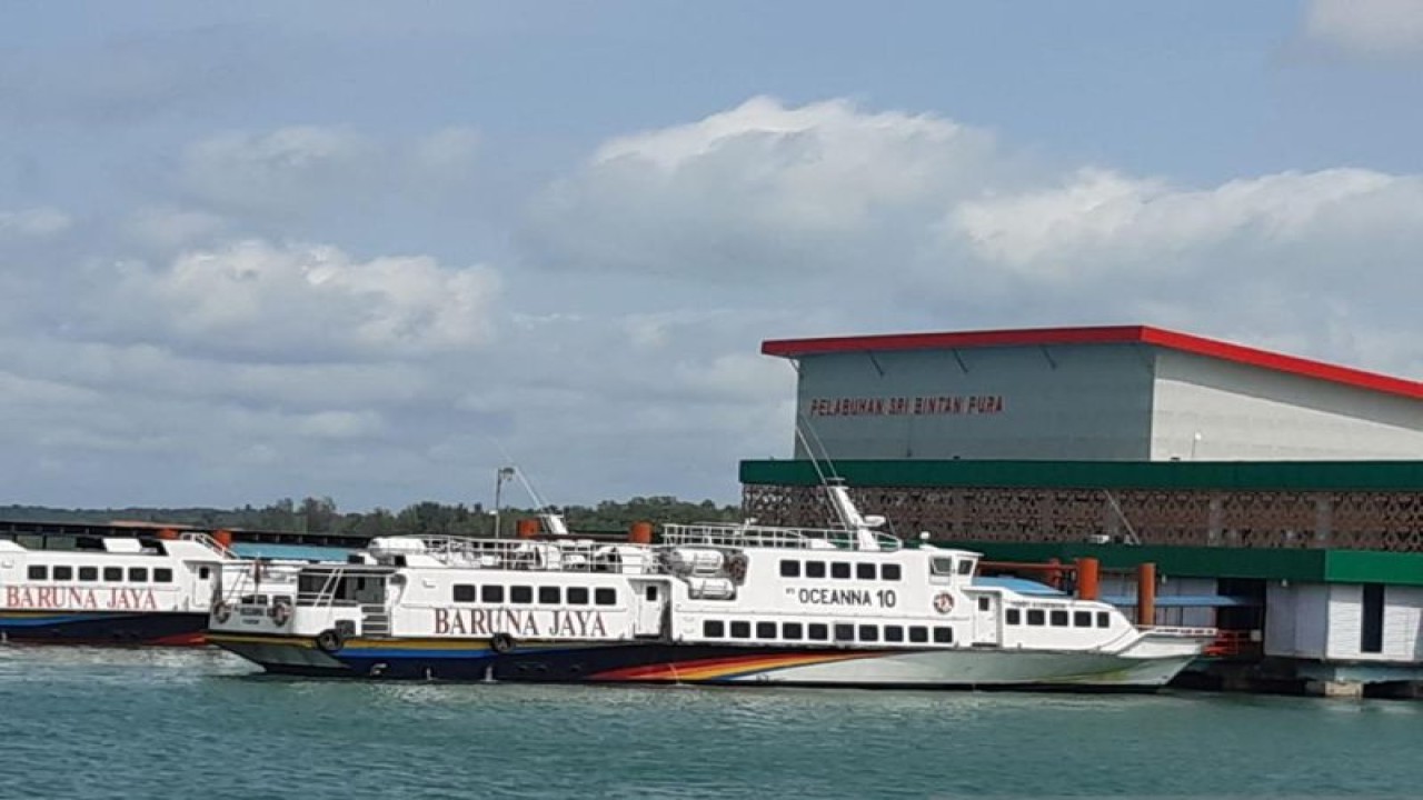 Kapal Baruna rute Tanjungpinang-Batam dan sebaliknya, parkir di Pelabuhan Sri Bintan Pura Tanjungpinang, Kepri. (FOTO ANTARA/Nikolas Panama)