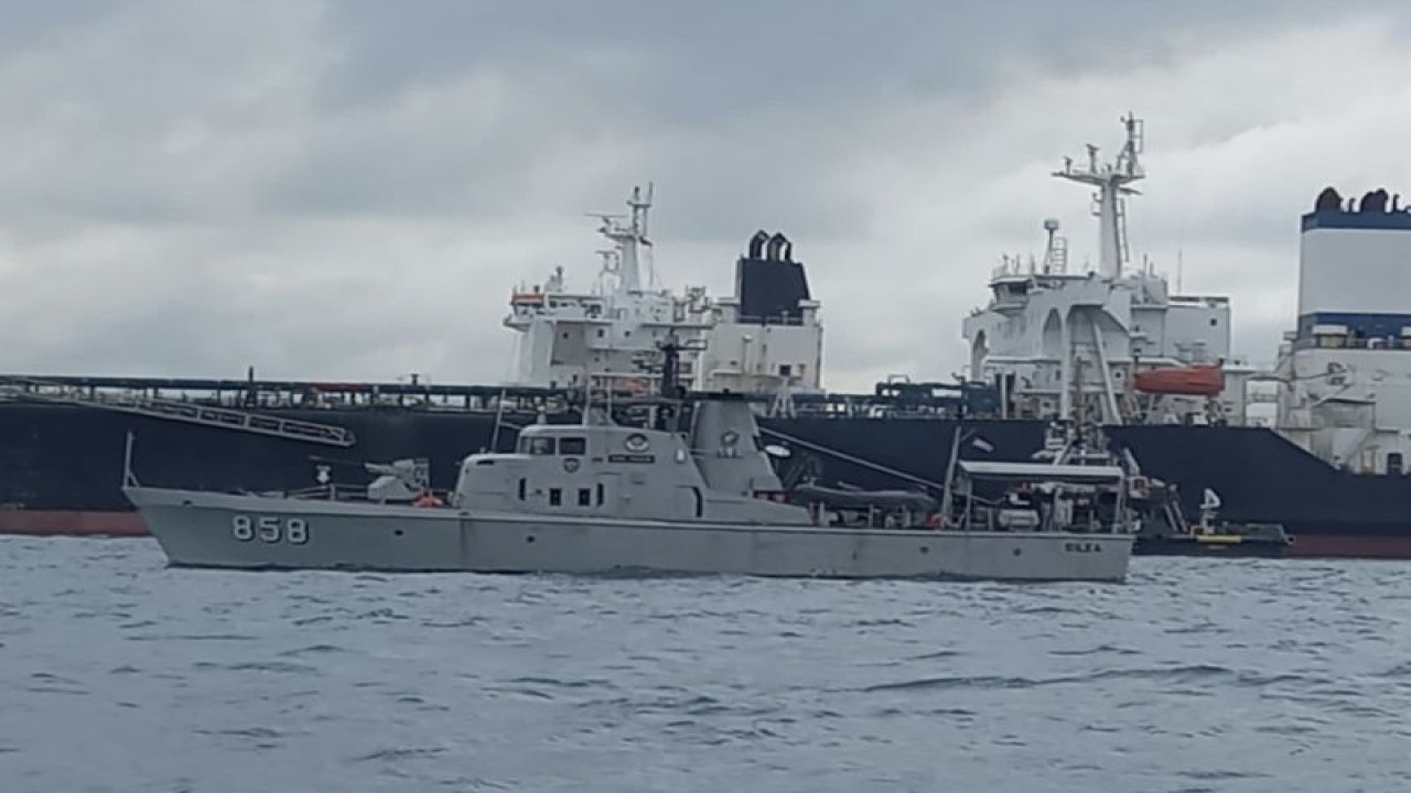 Kapal milik TNI AL melakukan penarikan terhadap kapal tanker yang kandas di perairan Batam. ANTARA/HO-Humas Lantamal IV