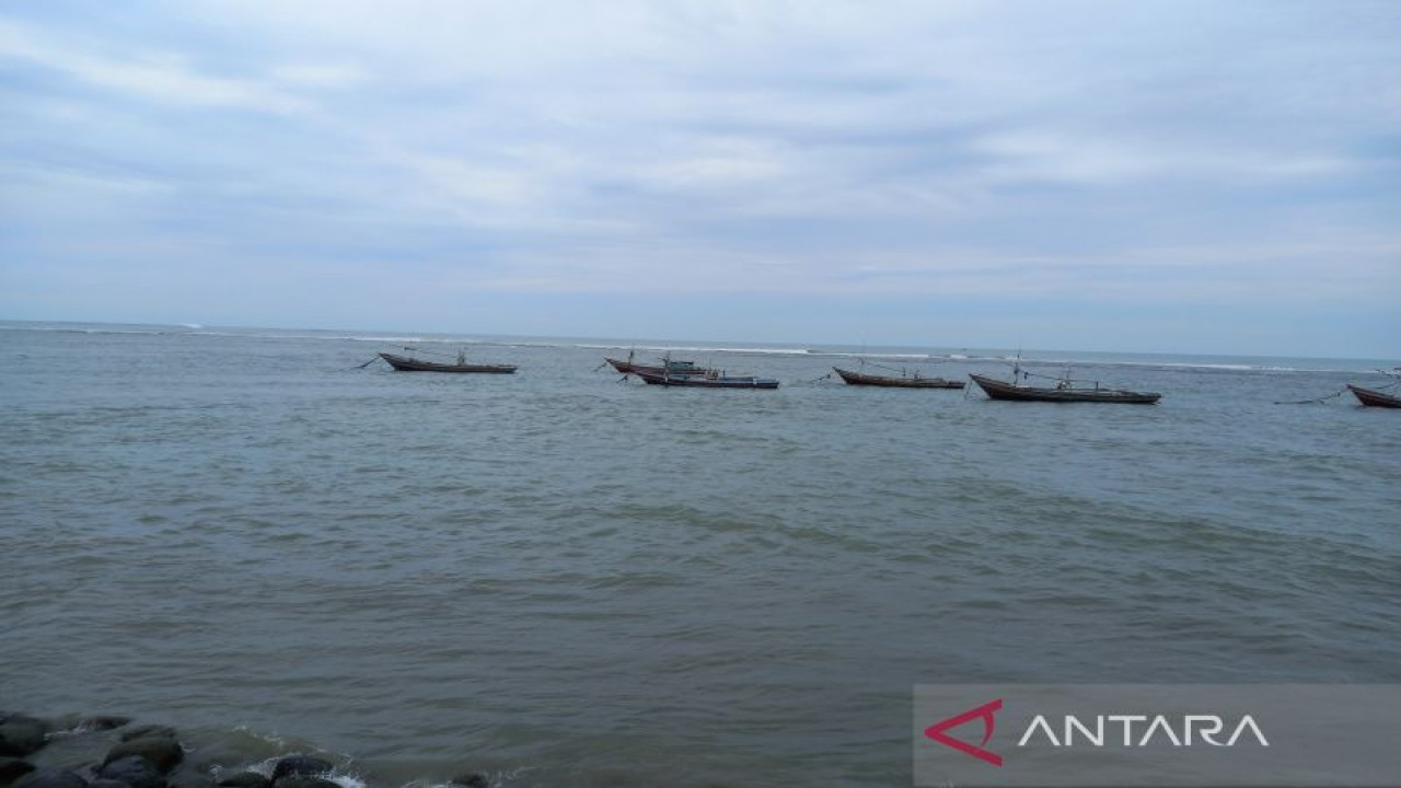 Kapal nelayan Malabero yang berada di pinggir pantai akibat gelombang tinggi. ANTARA/Anggi Mayasari