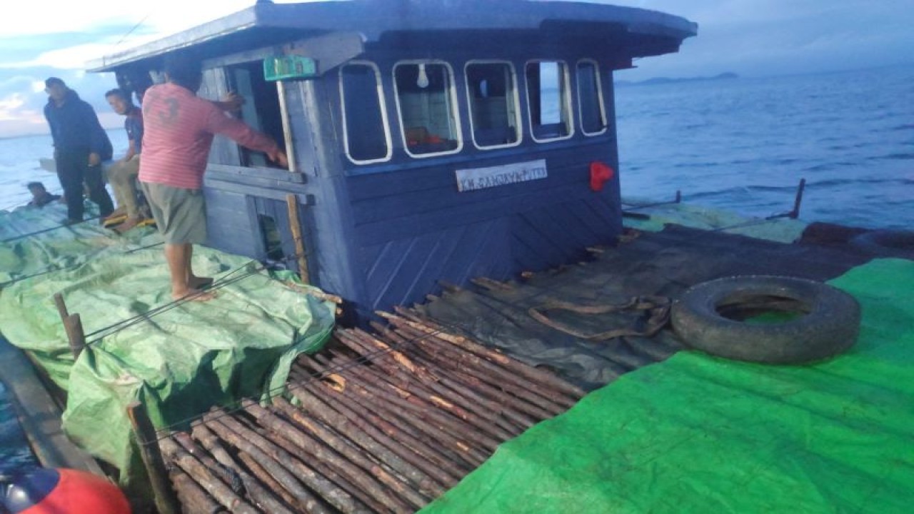 Kapal pengangkut ribuan kayiu teki yang diamankan Bea Cukai Batam di Batam, Kepulauan Riau, Jumat (11-11-2022). ANTARA/HO-Humas Bea Cukai Batam