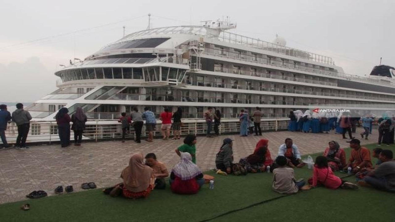 Arsip Foto - Pengunjung "Surabaya North Quay" di Pelabuhan Tanjung Perak Surabaya menikmati pemandangan berlatar belakang kapal pesiar MS Viking Orion. (ANTARA Jatim/Hanif Nashrullah)