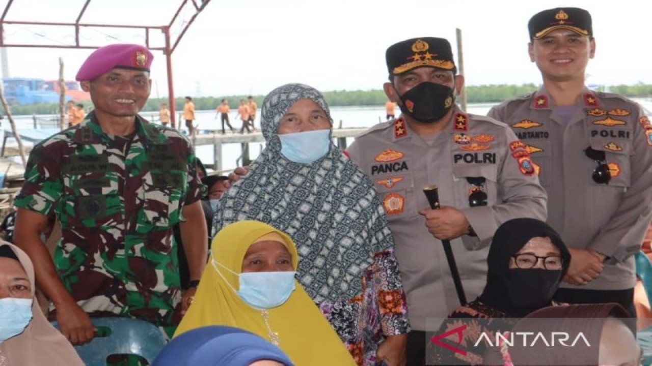 Kapolda Sumatera Utara Irjen Pol RZ Panca Putra Simanjuntak (nomor dua dari kanan) menggelar bhakti kesehatan kepada masyarakat di Desa Pulau Sembilan, Kabupaten Langkat. (Foto:ANTARA/HO)