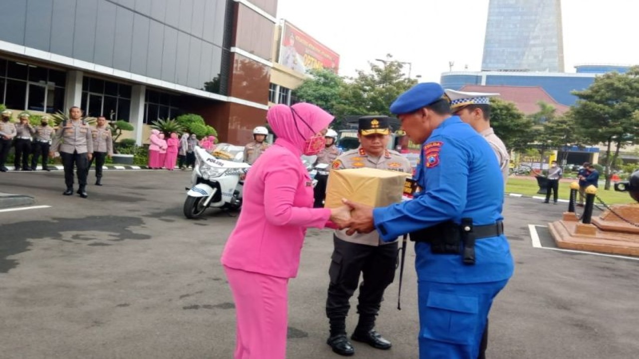 Kapolda Jatim Irjen Pol Toni Harmanto (tengah) saat memberangkatkan bantuan sosial untuk korban gempa Cianjur, Jawa Barat di Mapolda setempat, Rabu (23/11/2022). (ANTARA/HO-Bidhumas Polda Jatim)