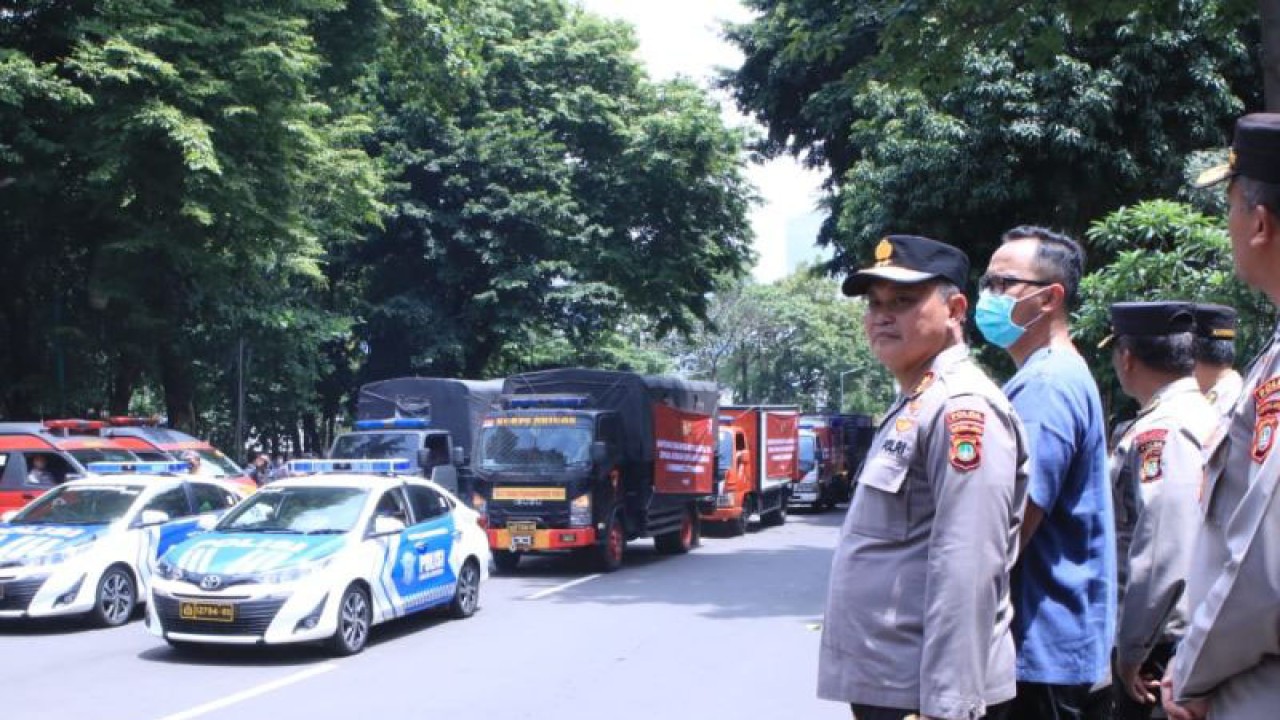 Kapolda Metro Jaya Irjen Pol Fadil Imran saat memberangkatkan bantuan kemanusiaan dan relawan untuk korban gempa di Cianjur, Jawa Barat. ANTARA/HO-Polda Metro Jaya