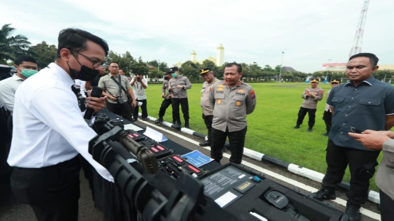 Kapolda Jatim Irjen Pol Toni Harmanto (tengah) saat mengecek kelayakan alat khusus (alsus) dan alat material khusus (almatsus) yang dimiliki masing-masing satuan kerja (satker) saat kegiatan apel di Mapolda setempat, Rabu (30/11/2022). (ANTARA/HO-Bidhumas Polda Jatim)