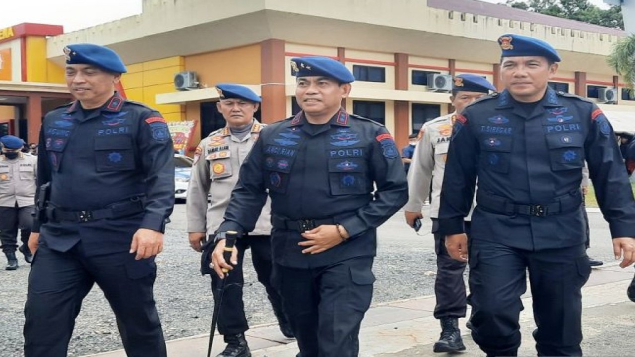 Kapolda Kalsel Irjen Pol Andi Rian R Djajadi bersama Wakapolda dan Irwasda saat syukuran peringatan HUT ke-77 Korps Brimob Polri di Markas Brimob Banjarbaru, Senin (14/11/2022). (ANTARA/Firman)