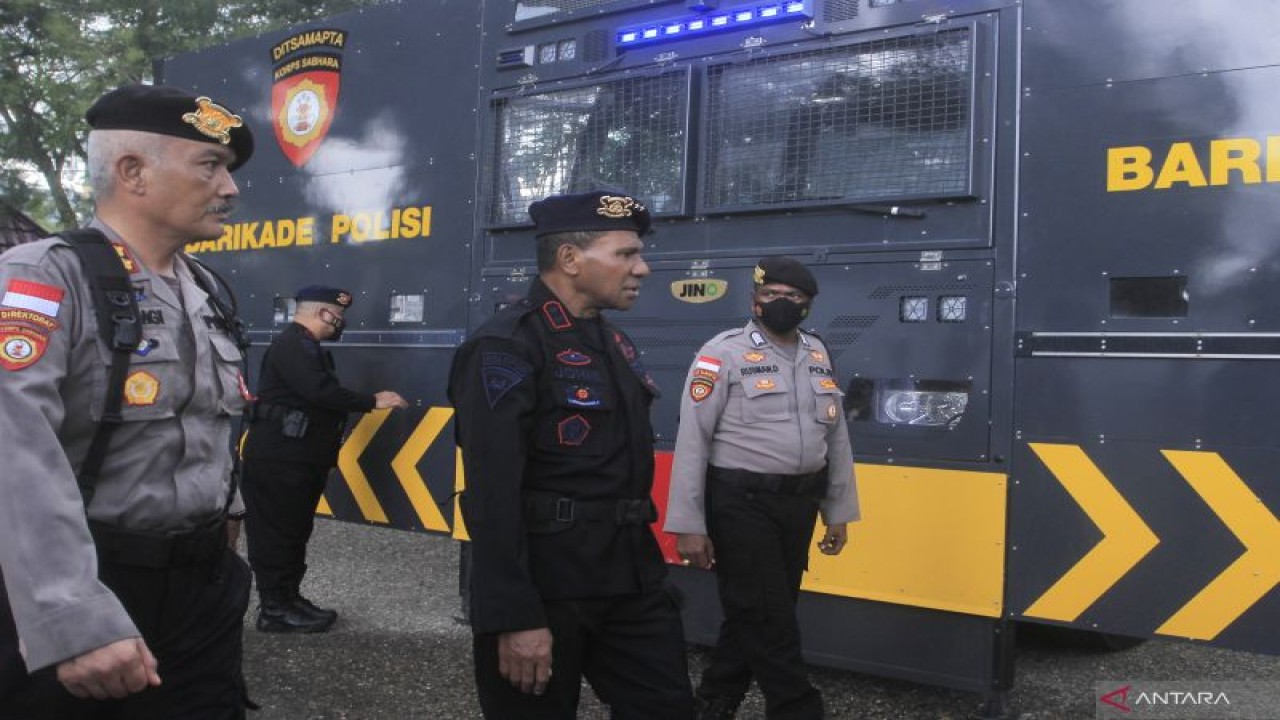 Kapolda NTT Irjen Pol. Johanis Asadoma (tengah) memeriksa kesiapan kendaraan taktis usai apel gelar pasukan pengamanan jelang KTT G20 di Markas Polda NTT, Kota Kupang, Kamis (10/11/2022). (ANTARA/Kornelis Kaha)