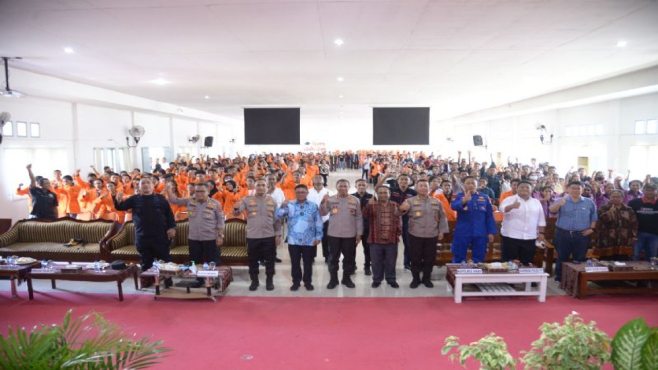 Kapolda NTT Irjen Polisi Johanis Asadoma berpose bersama Rektor Unipa dan sejumlah mahasiswa di Unipa Maumere, Kabupaten Sikka, NTT, Kamis (17/11/2022). ANTARA/HO-Humas Polda NTT.