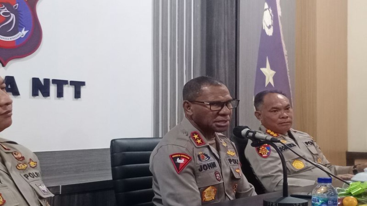 Kapolda NTT Irjen Pol. Johanis Asadoma (tengah) saat memberikan keterangan kepada wartawan di Kupang, Kamis (24/11/2022). ANTARA/Kornelis Kaha