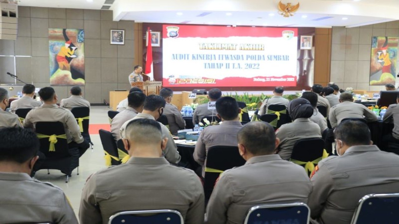 Kapolda Sumbar Irjen Pol Suharyono saat menutup Audit Penggunaan Anggaran Satker di Mapolda Sumbar Senin. ANTARA/HO Polda Sumbar.