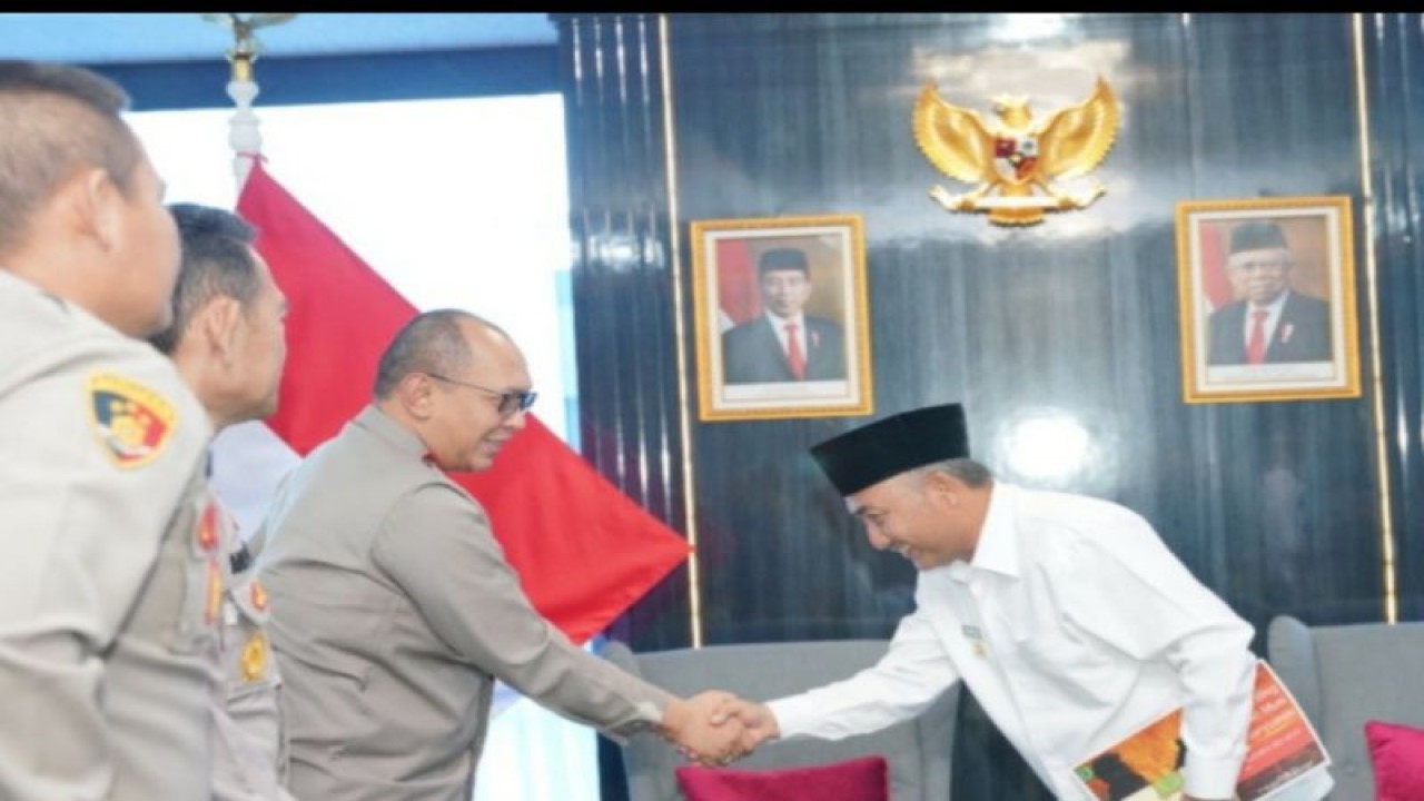 Kapolda Sumsel menerima audiensi Pj Bupati Musi Banyuasin membahas masalah pengeboran minyak ilegal. (ANTARA/Yudi Abdullah/22)