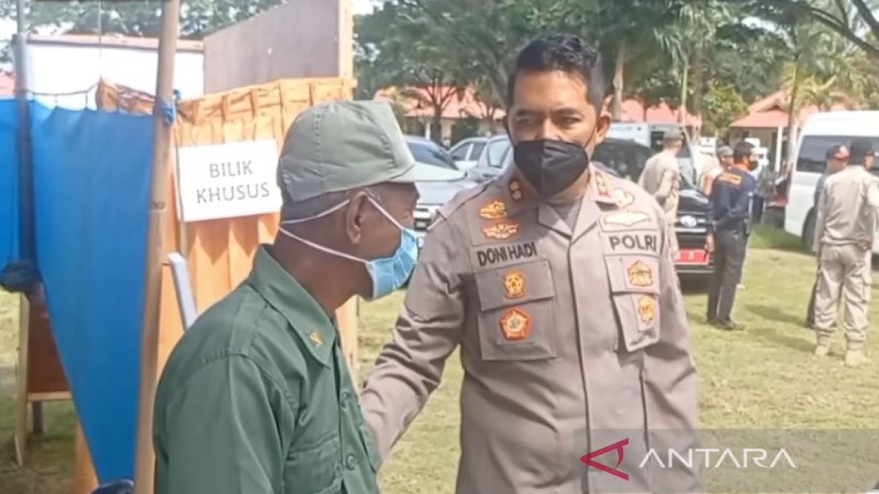 Kapolres Banjar AKBP Doni Hadi Santoso menyapa petugas Linmas yang berjaga di TPS Pilkades di Desa Madurejo, Kecamatan Sambung Makmur, Kamis (17/11/2022). (ANTARA/Firman)